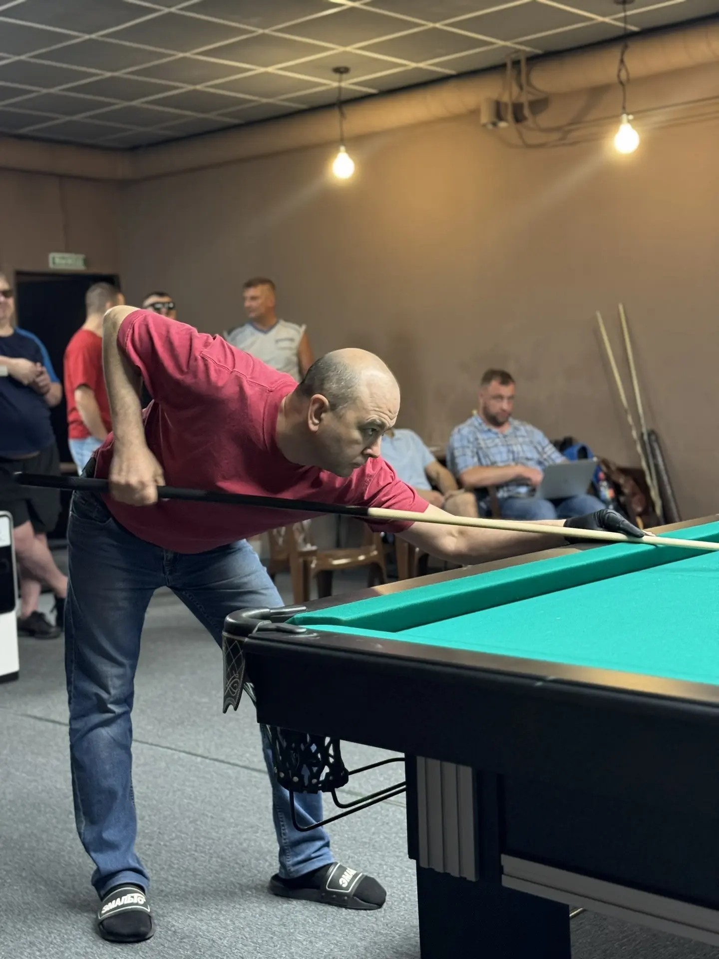 Игрок у стола и зрители первого турнира К17